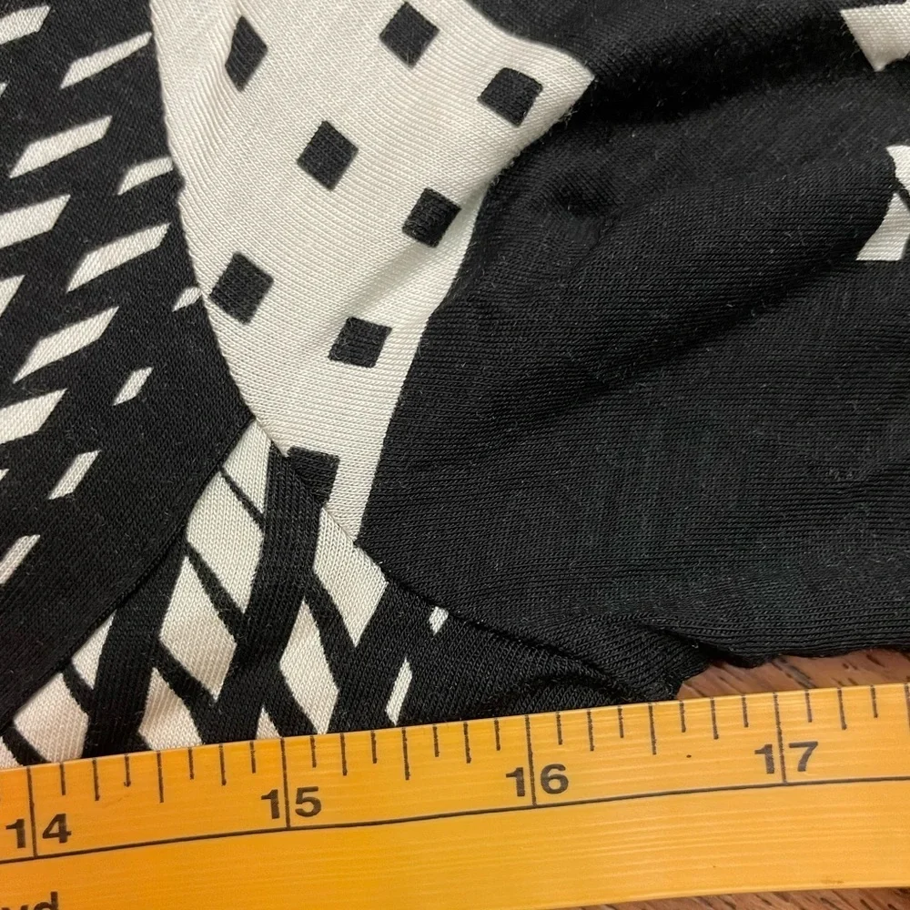 Geometric print Black and White Top NWT - Picture 7 of 11
